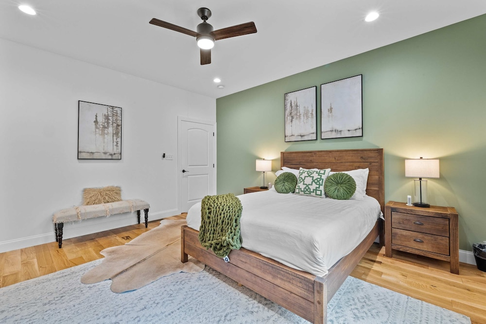 Luxe Lakefront 10min2jfbb w Beach Gameroom Firepit