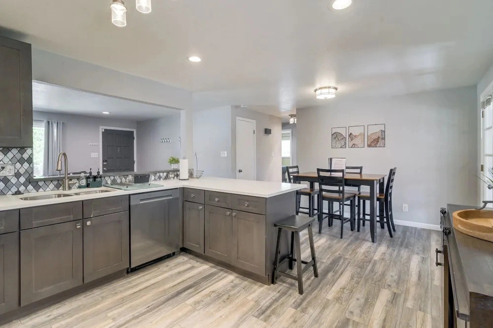 Bbq, Hot Tub, Patio, Sunroom + Games