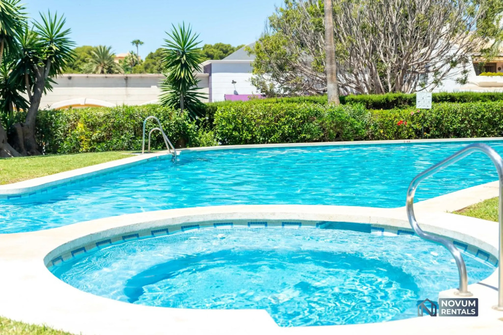 Modern 2 BDRM Apt with Sea Views and Pool
