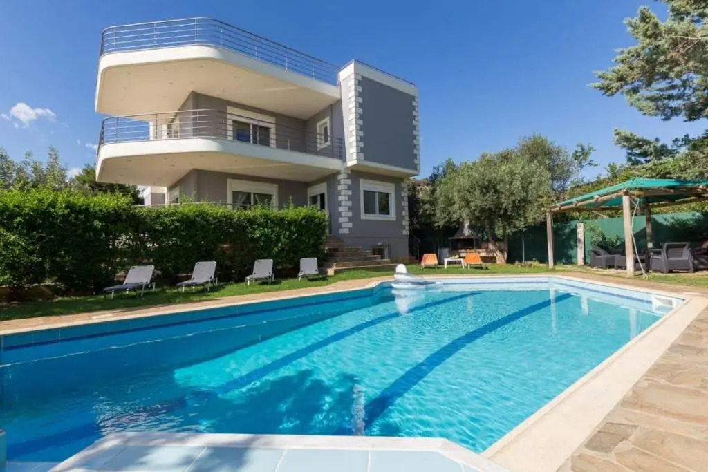 290m² Villa with Pool close to the Airport