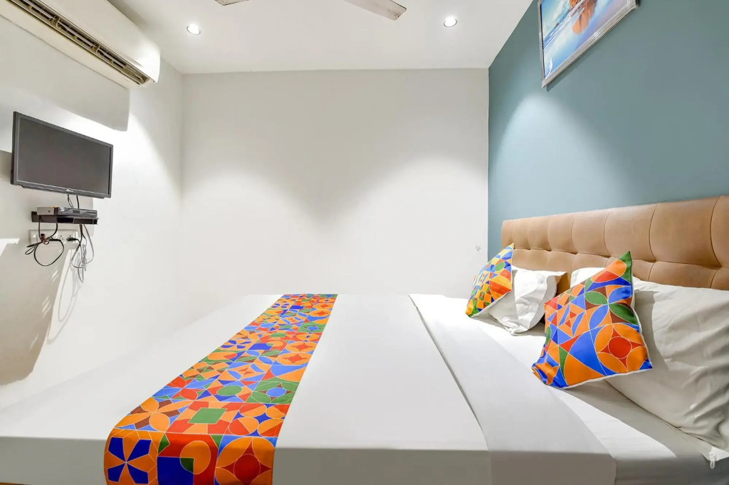 OYO Flagship 70029 Nidhivan Hotel And Rooms