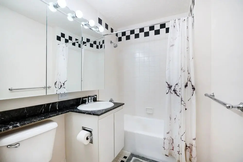 Luxury 2 Bed 2 Bath Unit in Prime Location of NYC