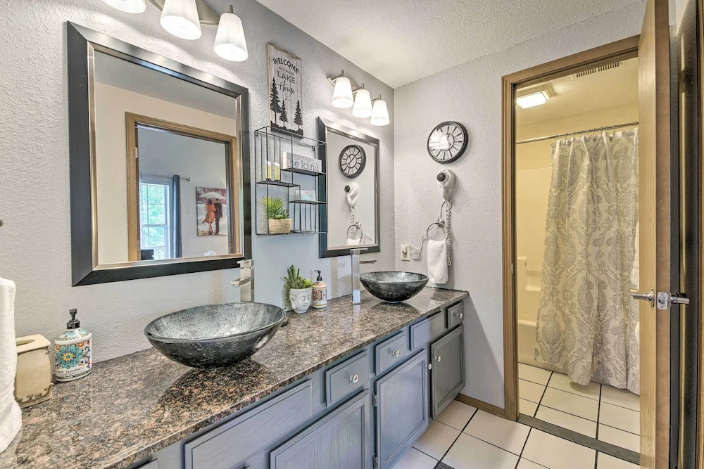 Cozy & Convenient Branson Condo w/ Balcony!