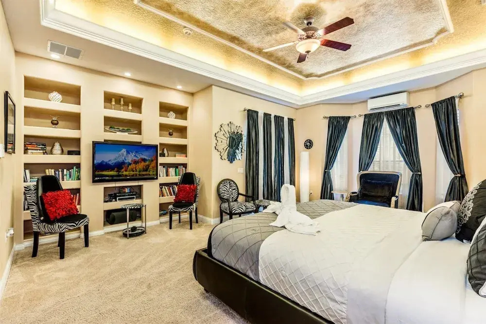 Stunning Large 7 bed Home With Private Pool, Spa, Balcony, Cinema Room, Fitness Suite and Able to see the Disney Fireworks - 467