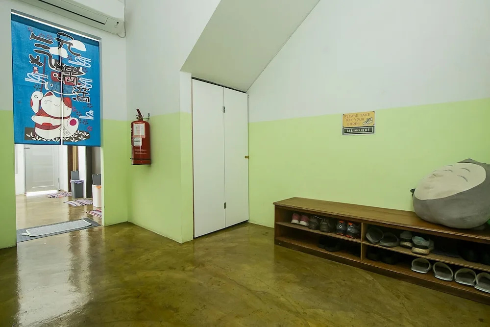 The Traveler Home by OYO Rooms