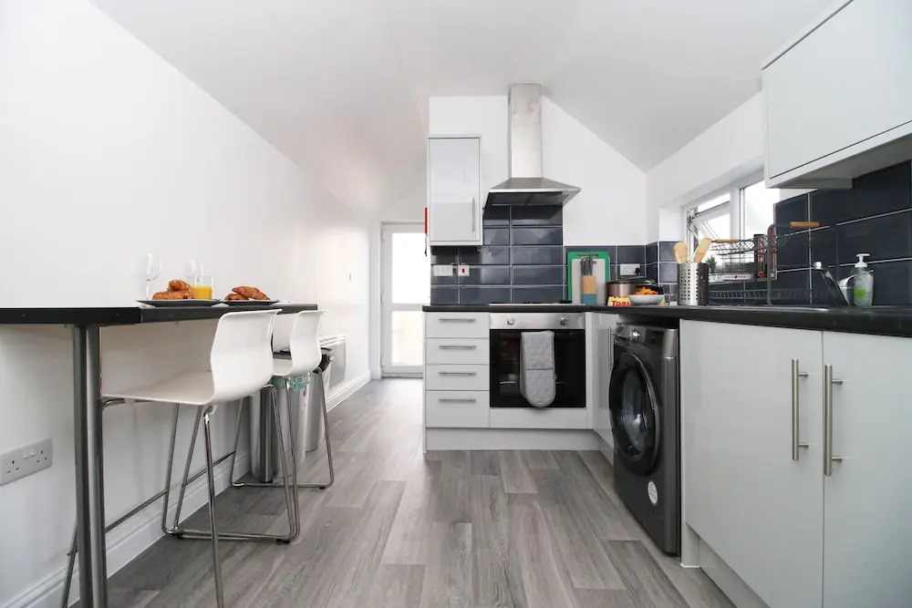 Modern Guesthouse, Fast Wi-Fi, Street Free Parking, Central, Fully Equipped
