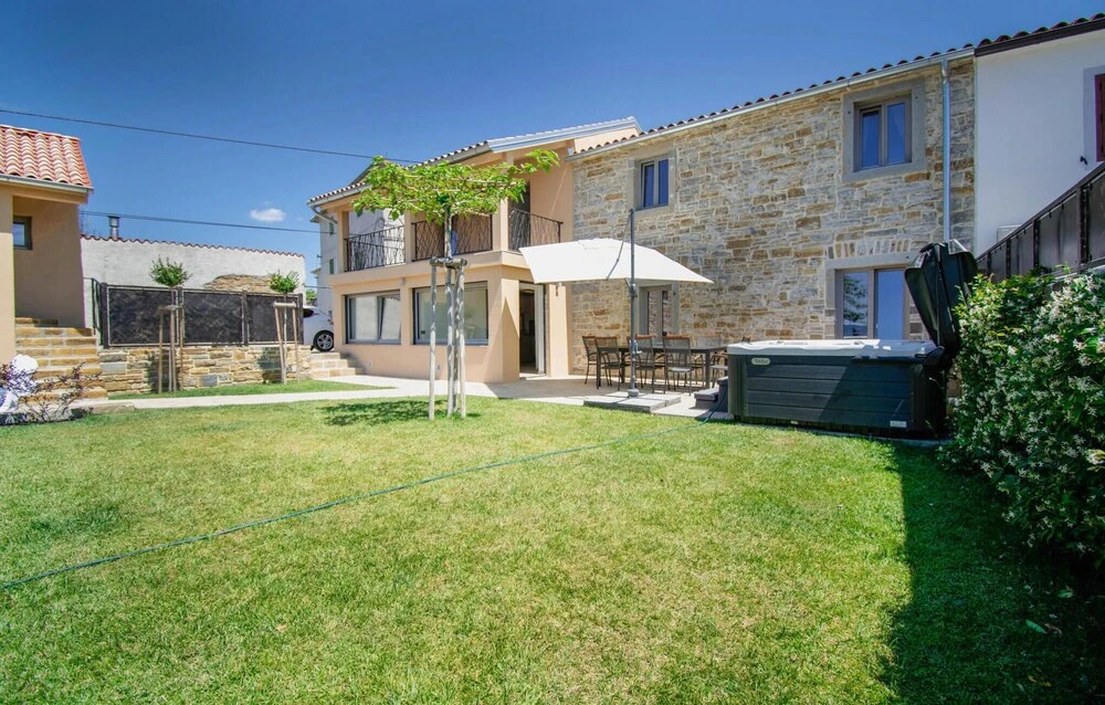 Awesome Home In Skofije