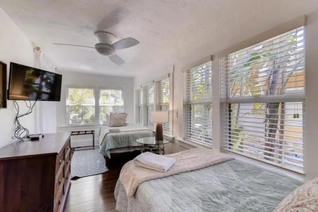 The Periwinkle House - 4bd-2ba - Sleep 10