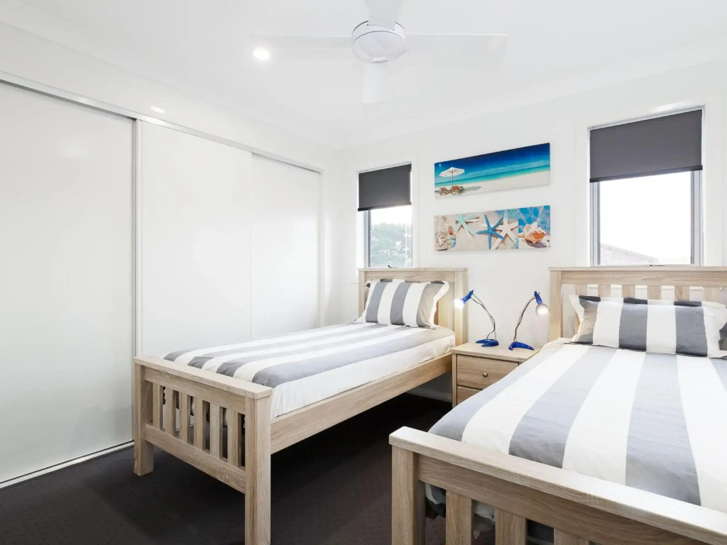 Birubi Breezes 2 Large Duplex with Air Conditioning WI FI and only 5 minute walk to the beach
