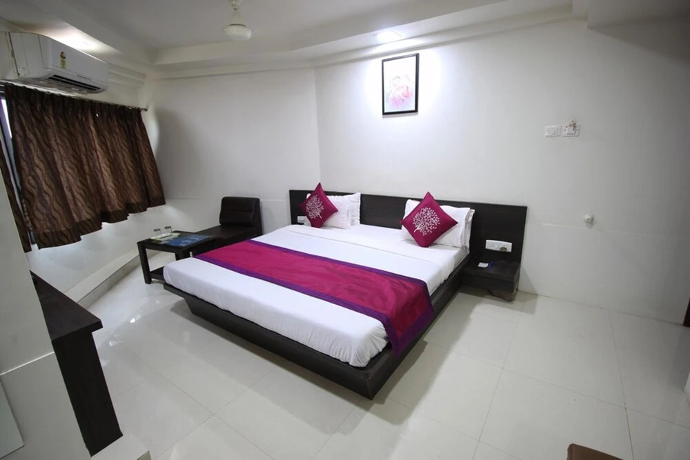 OYO 1360 Hotel Cross Road