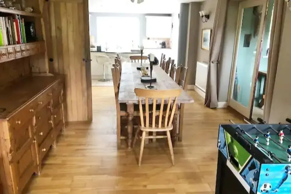 5-bed Home - Sleeps 12, Pool, Garden & Play Area