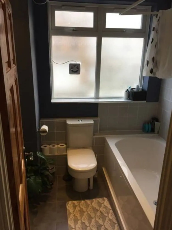 Spacious North London Flat With Balcony