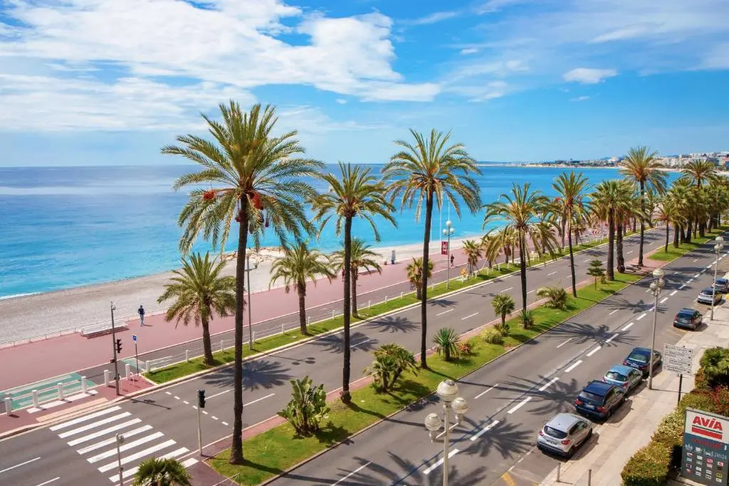 Like in a Boat , 2BR 2BA with big balcony in front of the sea