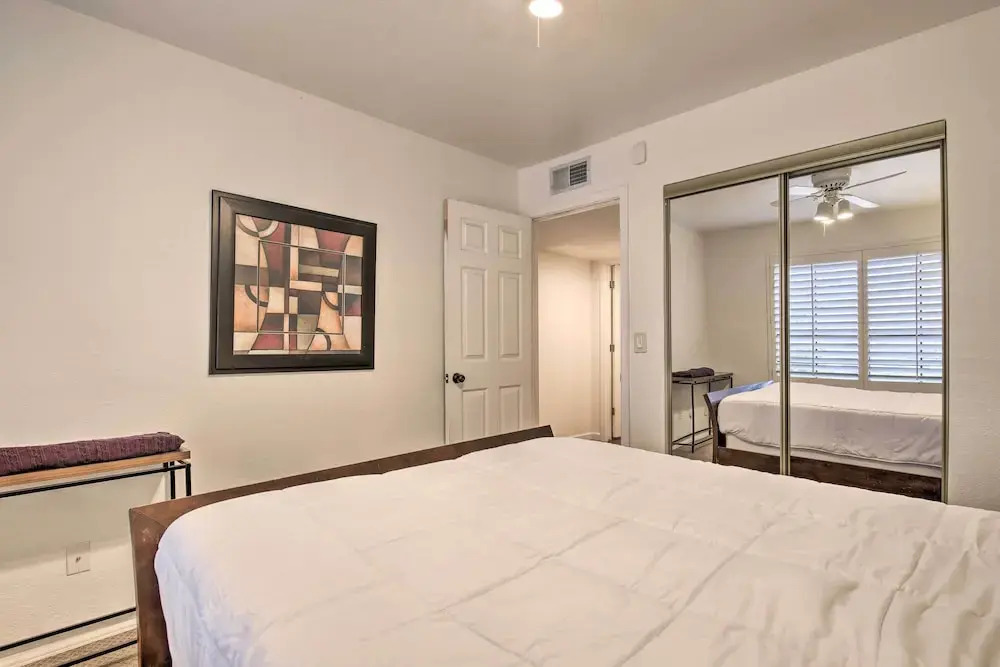 11 Mi to Phoenix: Tempe Escape w/ Patio & Bar!