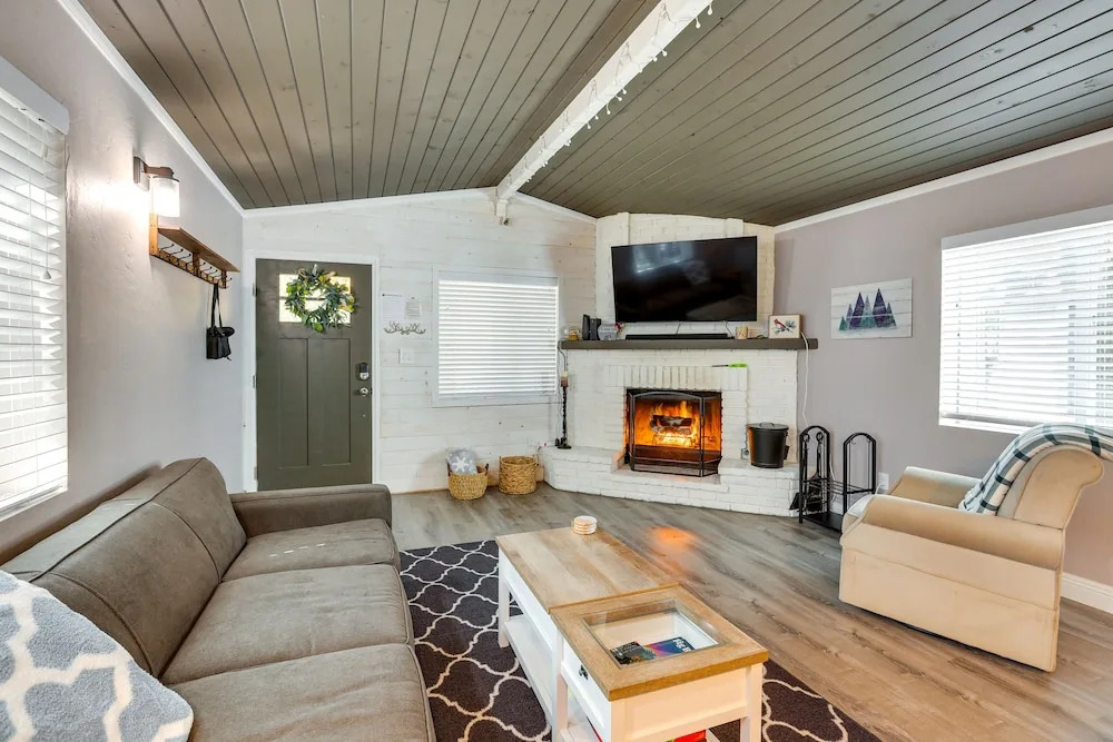 Sugarloaf Cabin w/ Fireplace Near Big Bear Lake