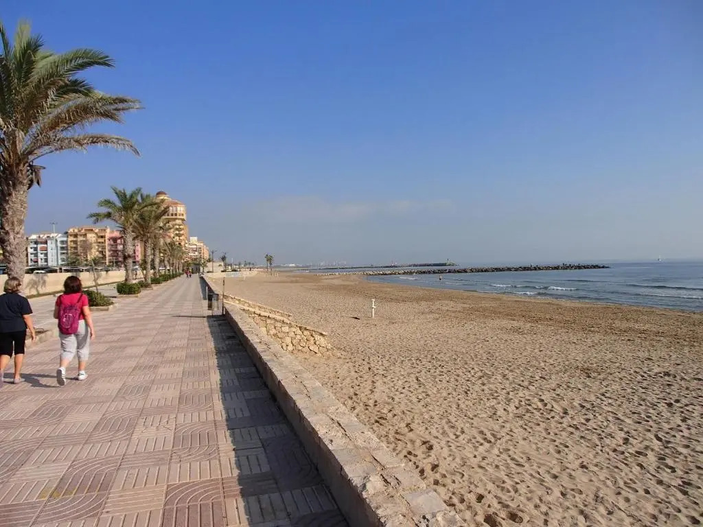 Valencia, Ideally Located 3Bed-2Bath Apart.Few Mints Walk From Beach,Pool,Shop.