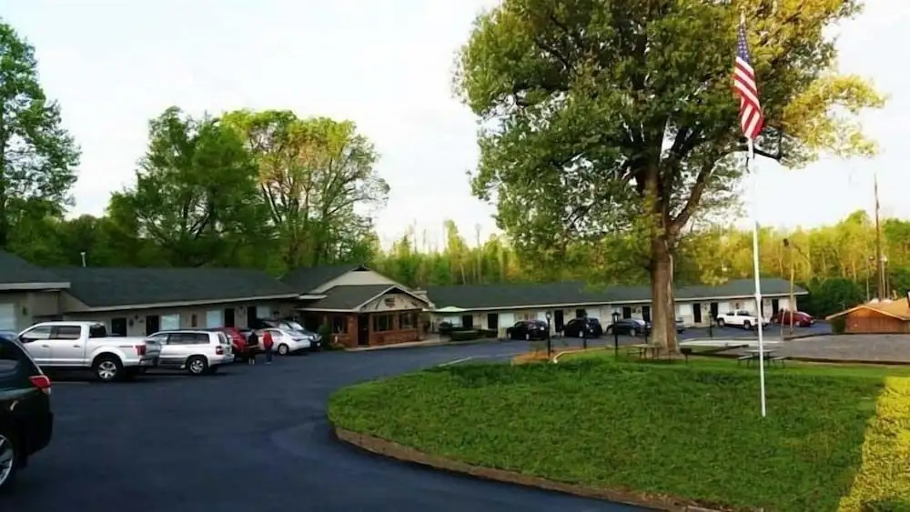 Inn by the Lake Gilbertsville Hotel