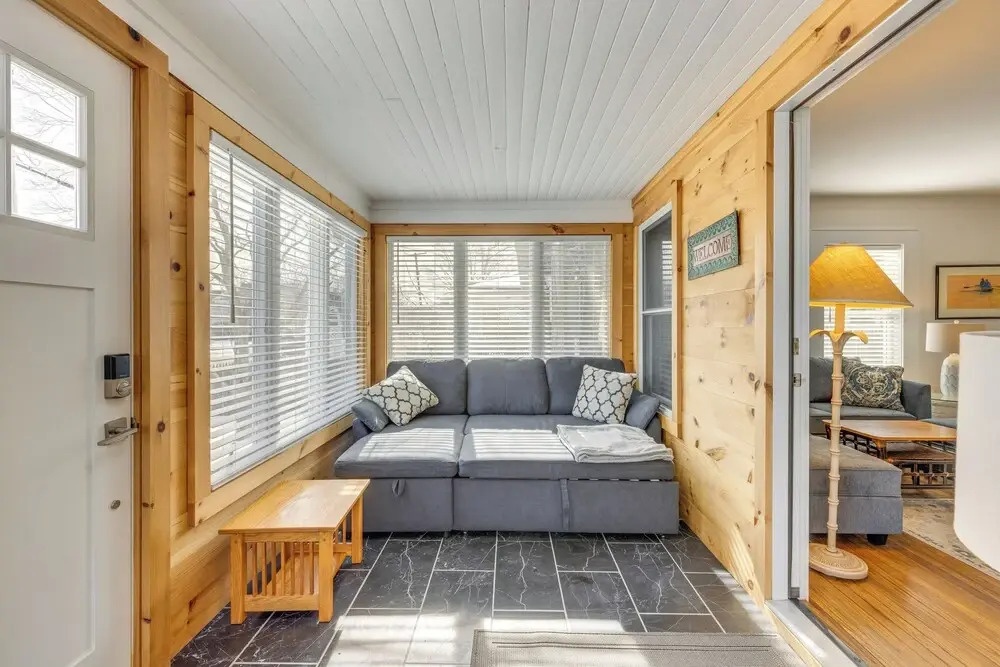 Walk to Harbor, Eats & Shops! Greenport Retreat