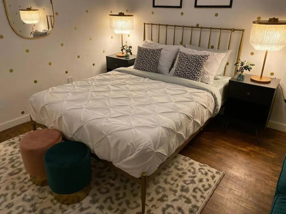 Gorgeous Studio in Beverly Boulevard! Sleeps 4!