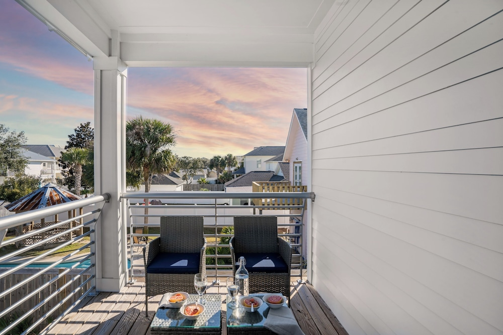 Lyle by Avantstay Chic Beach House w/ Pool & Hot Tub Walking Distance to Ocean