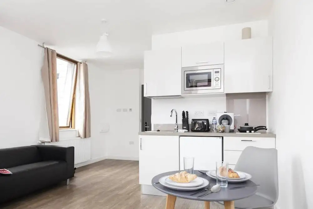 Spacious And Elegant City Centre Studio!