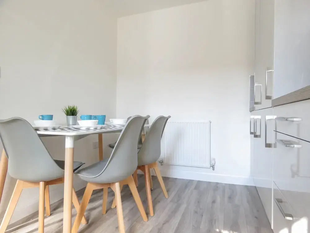 Tudors eSuites Birmingham House with Private Garden Free Parking