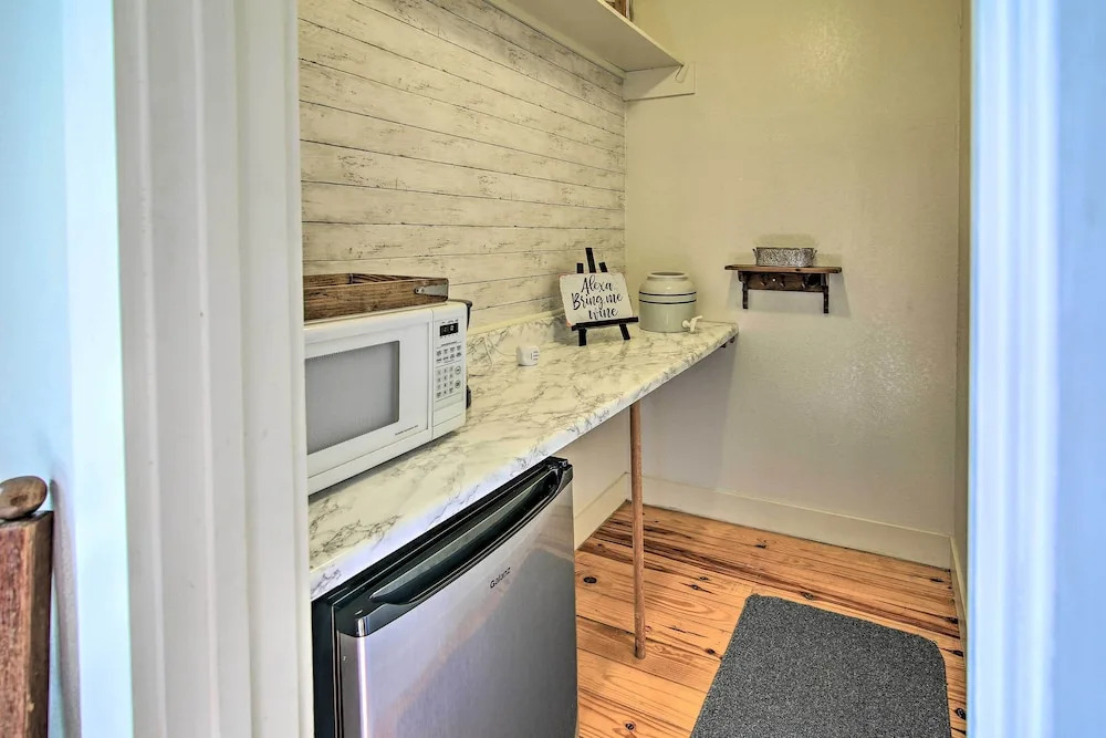 Grand Fredericksburg Retreat - Walk to Main St!