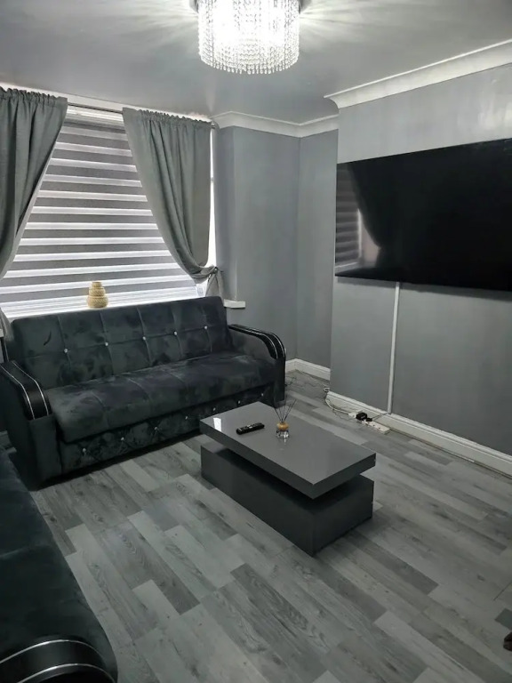 Manchester - House - Sleeps 6 - Parking - Garden