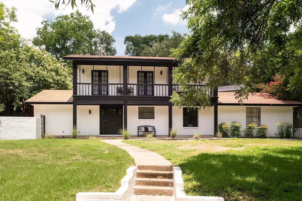 Upstay - Multiple Patio Decks Fenced-in Yard BBQ