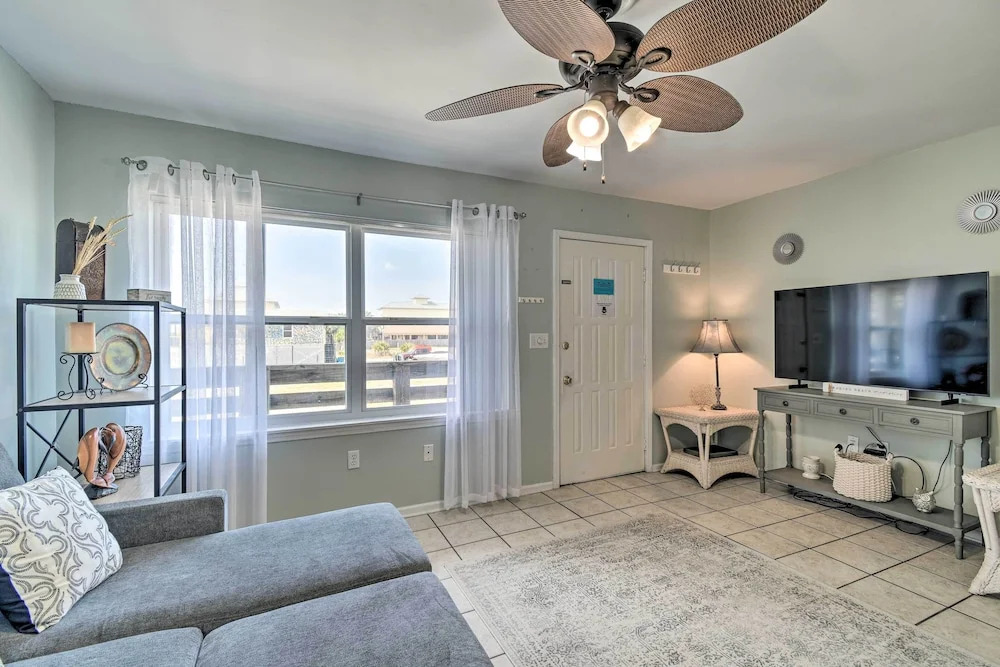 Gulf Shores Condo w/ Pool & Grill: Walk to Beach!