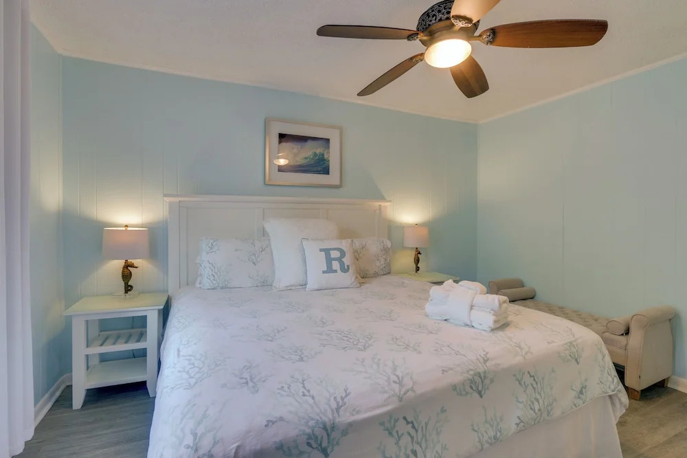 Steps to Beach, Coligny Plaza: Hilton Head Condo!