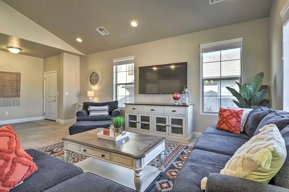 Washington Townhome w/ Patio + Resort Perks!
