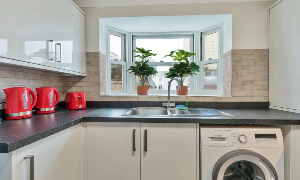 Seabright Townhouse | By My Getaways | Parking for one car
