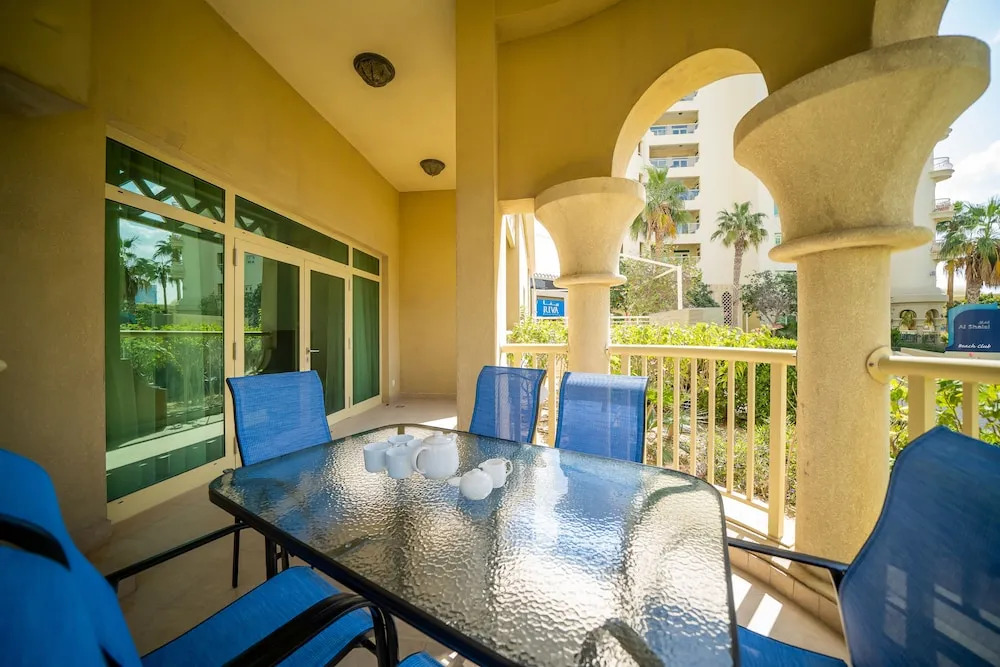 Luton Vacation Homes - Shoreline Apartment, Beach Access