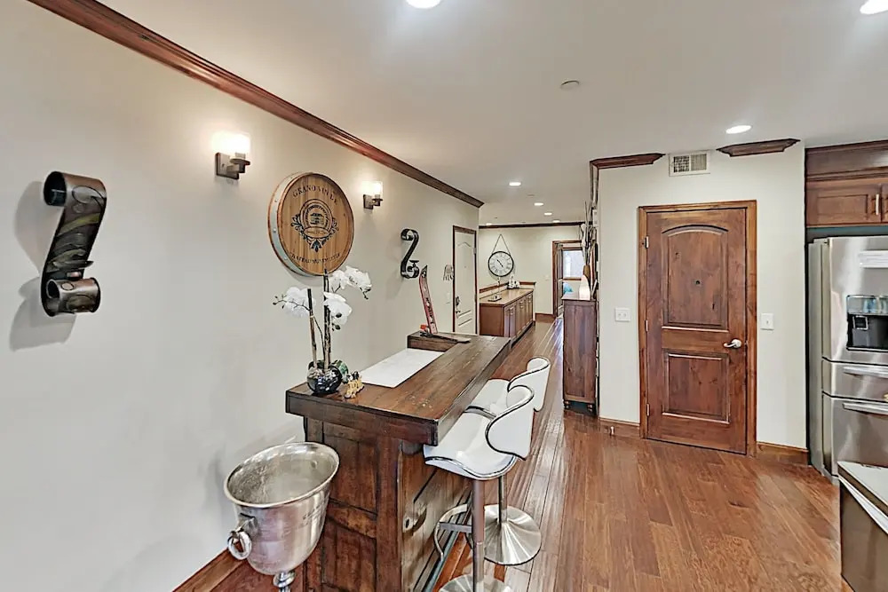 3987mant 3 Bedroom Condo