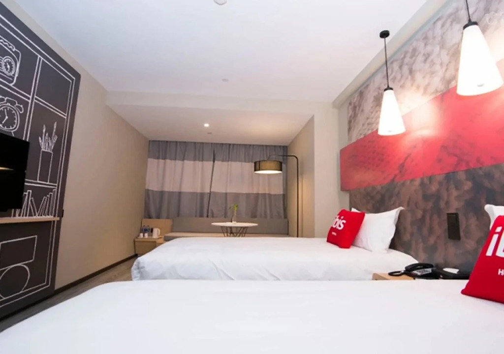 ibis Luoyang Baolong Square Hotel