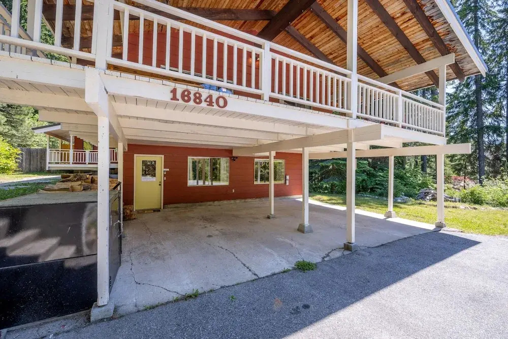 Maple Leaf Lodge 3 Bedroom Home by NW Comfy Cabins by RedAwning