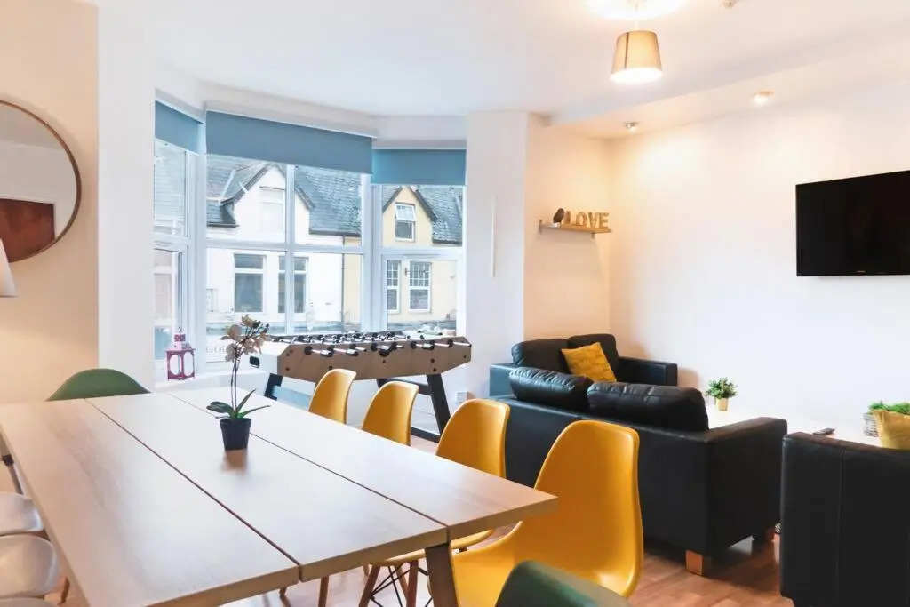 Block of apartments for up to 24 people by centre!