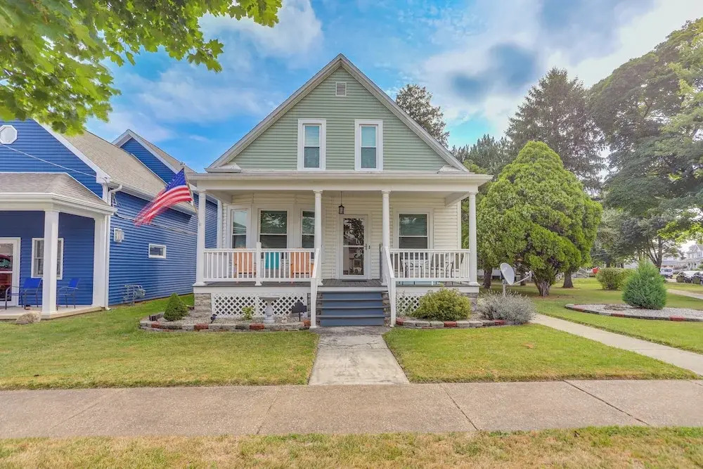 3 Mi to Cedar Point: Sunny Sandusky Home w/ Yard