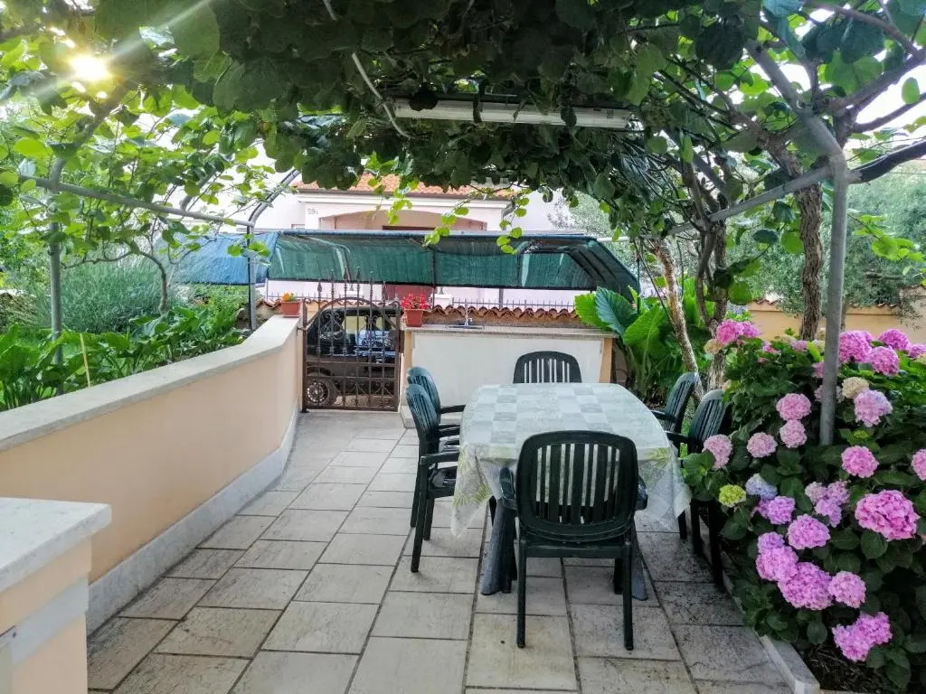 Apartman 100m2, full opremljen, privatni parking.