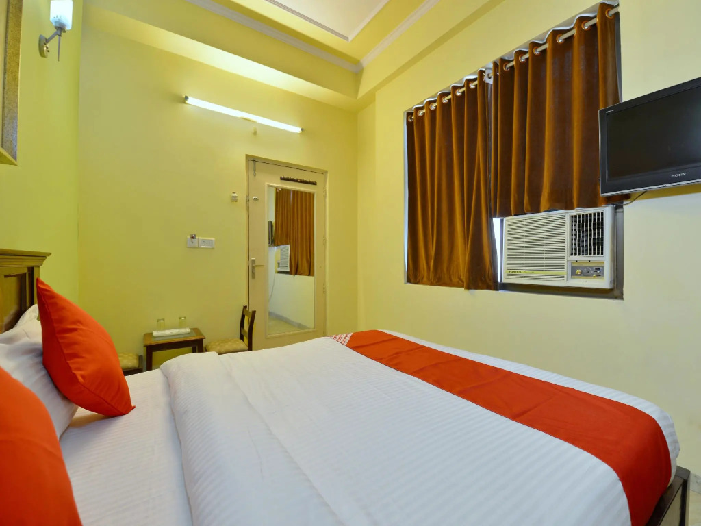 OYO 12957 Hotel Silver Plaza
