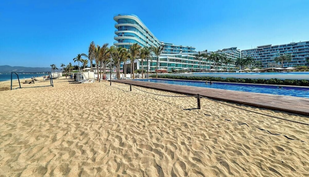 Oceanfront 2BR Condo -private Balcony - Beach