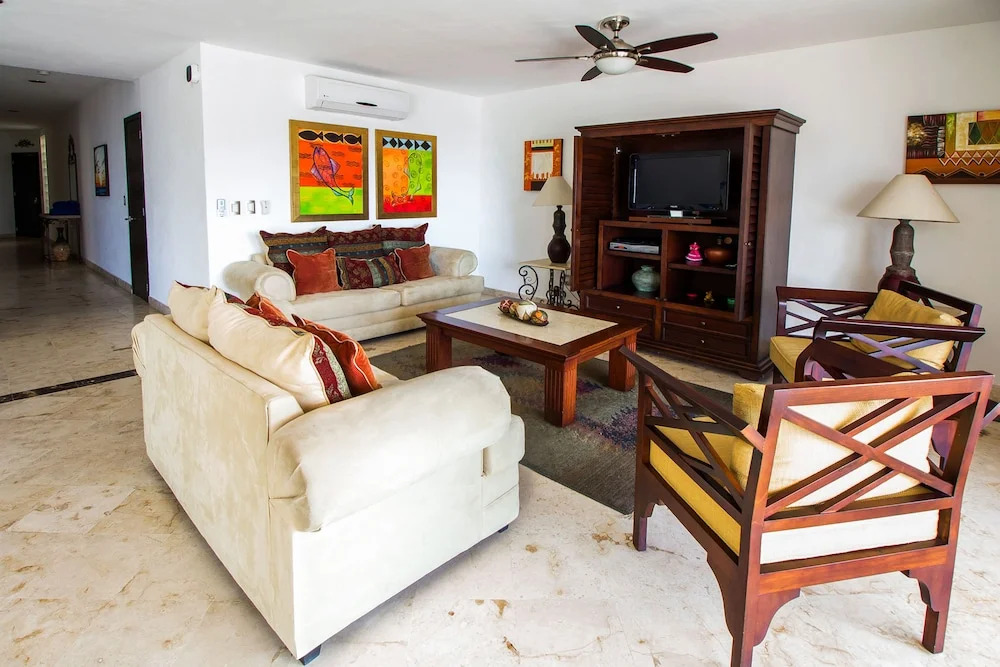Corto Maltes 205 Ocean Front Condo 2bd 2 Bath