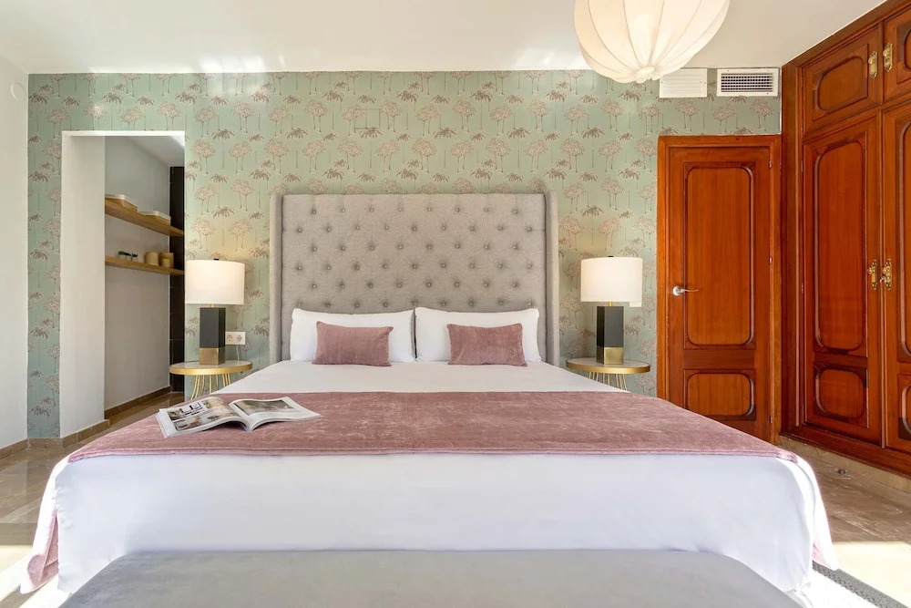 Luxury Apartment in City Center Puerta Real II