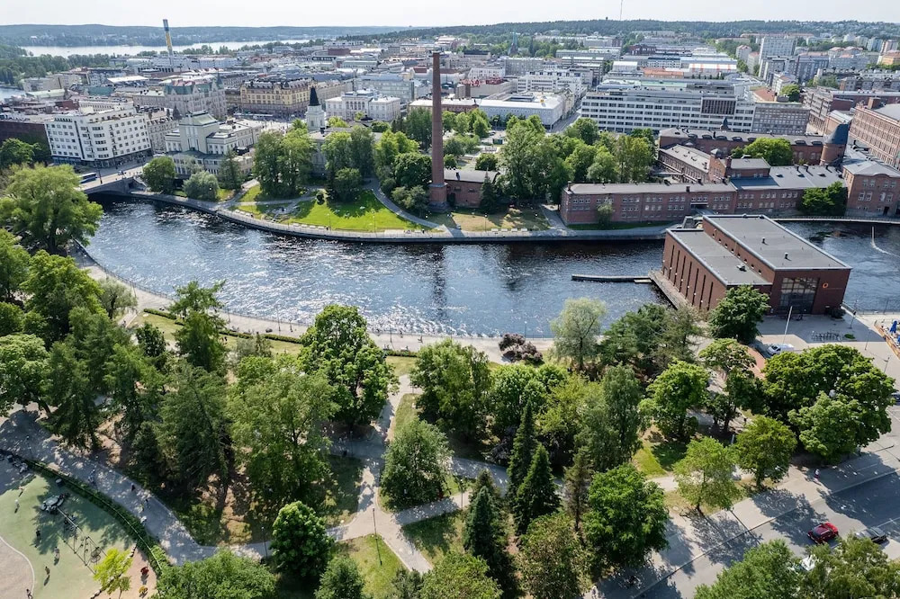 1BR Downtown Apt with Sauna, Hosts up to 8 Guests