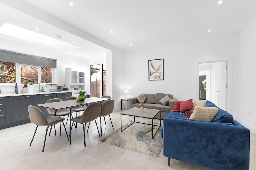 Modern 4 Bedroom Apartment in London with Parking + Garden