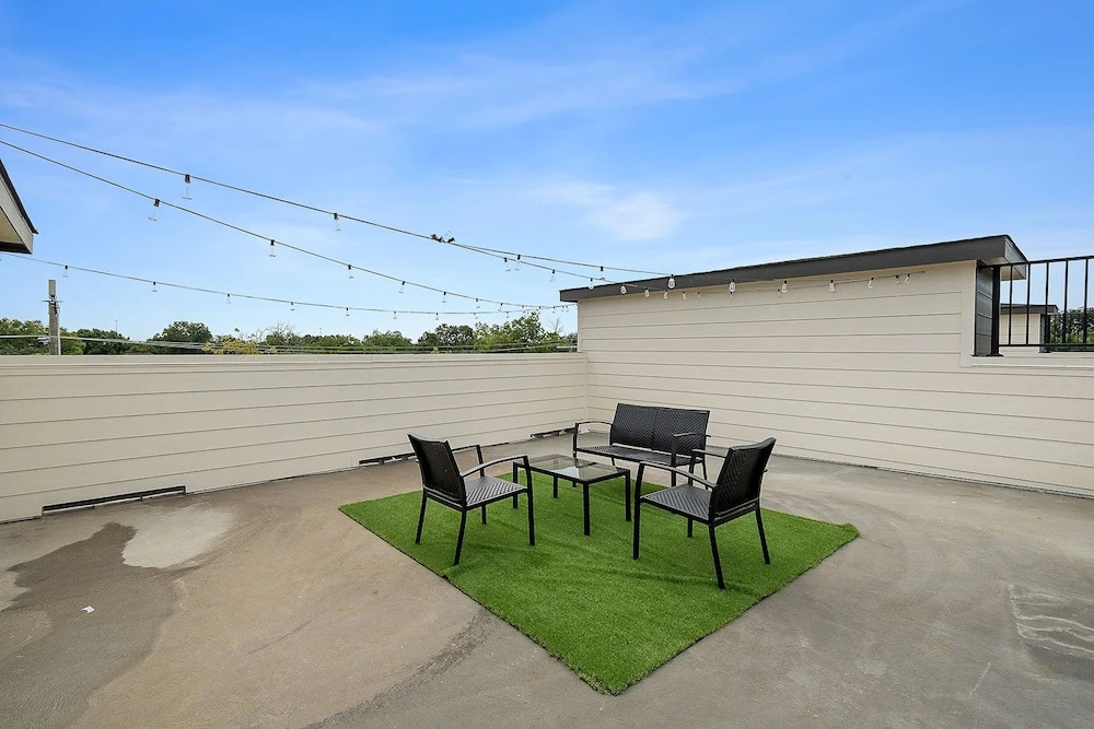 Urban Comfort King Bed Rooftop Backyard