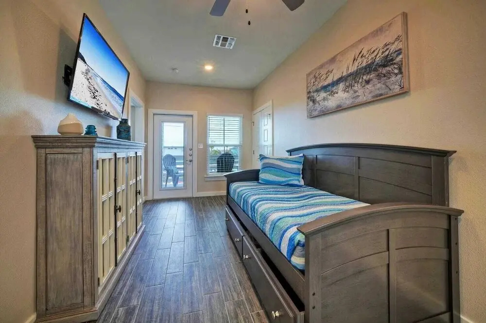 Sleeps 33! 4 Condos, Walk to the Beach, Resort-style Pool, Endless Summer Resort
