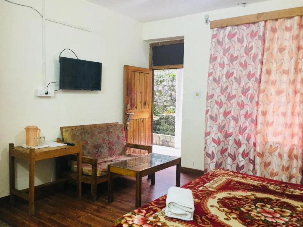 Tourist Hotel 10 minutes walking distance from the mall