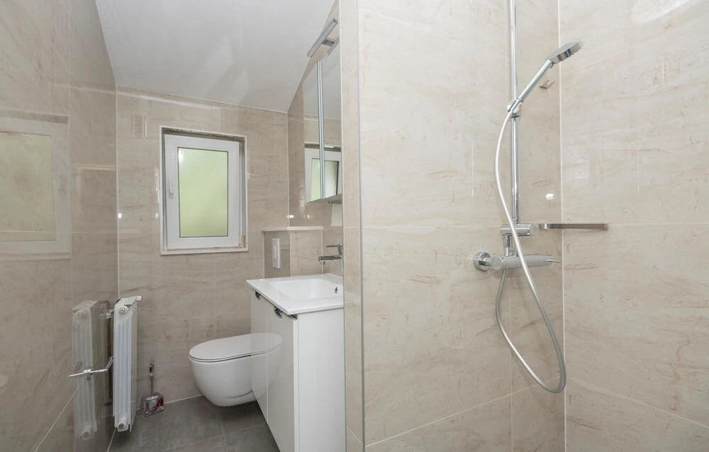 Awesome Home in Makarska With Wifi and 2 Bedrooms